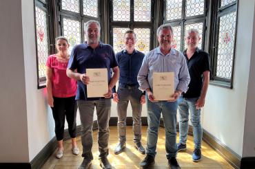 Jochen Beck (v.l.) und Manfred Kopf (v.r.) feierten ihr Dienstjubiläum bei der Stadt Nördlingen.