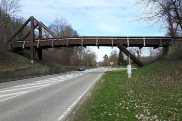 Die Brücke über der Staatsstraße 2212 in Richtung Reimlingen wird erneuert.