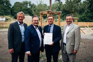 Bei der Übergabe der Urkunde des Umweltpreises in der Kategorie „Innovation“. V.l.n.r. Bezirksrat Peter Schiele, stellvertretender Bezirkstagspräsident Edgar Rölz, Landrat Stefan Rößle und Bezirksrat Albert Riedelsheimer. 