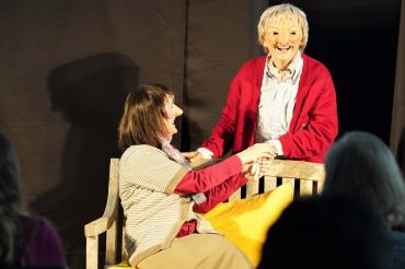 Das Theater Ferdinande aus Kempten spielt bei der Veranstaltungsreihe „Le-bensfreude trotz(t) Demenz das inhaltlich passende Stück „Die Gartenbank. Verliebt – Verlobt – Vergissmeinnicht?“.