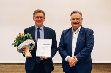 Das Interkommunale Netzwerk Flächensparen des  Landkreises Donau-Ries sichert sich den Umweltpreis  in der Kategorie „Innovationen“: (v. l. n. r.) Landrat  Stefan Rößle und der stellvertretende Bezirkstagspräsident  Edgar Rölz.