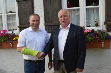 PWG Ortsvorsitzender  Thomas Schmidt gratuliert Georg Stoller.