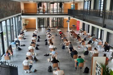 Hier arbeiten die 48 Abschlussschüler/innen der Wirtschaftsschule Nördlingen an ihrer Prüfung im Fach Deutsch