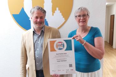 v.l.: Oliver Sporr (ehrenamtl. Geschäftsführer des Stadtladens) und Christiane Kickum (Geschäftsf. Vorsitzende CID).