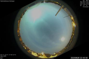 Auf dem Bild der Farbkamera ist die letzte Phase des Verglühens mit einer kleinen Leuchtspur und der Explosion des Körpers zu sehen.