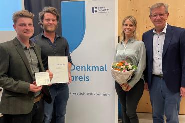 Das Bild zeigt Familie Offinger mit Bezirksrat Peter Schiele bei der Preisverleihung in Memmingen-Seinheim