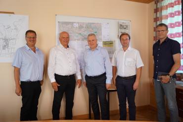Der 3. Bürgermeister Gerhard Munninger, Bürgermeister Leonhard Schwab, MdEP Markus Ferber, MdL Wolfgang Fackler und 2. Bürgermeister Michael Fürst, beim Infotreffen vergangenen Jahres.