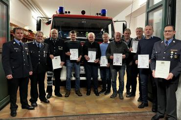 (Bild von rechts nach links) 1. Vorstand Achim Stahl, Arthur Braun (beide 25 Jahre aktiv), Manfred Böswald (40 Jahre passiv), Johann Bauch, Arnulf Mittl, Werner Herzog, Xaver Mittl, Robert Hofmeier (jeweils 50 Jahre passiv), Konrad Bittmann (40 Jahre aktiv), 2. Kdt. Josef Stahl (25 Jahre aktiv), 1Kdt. Martin Auernhammer. 