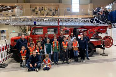 Das Bild zeigt neben den Kindern in der hinteren Reihe: 2.Komandant Josef Stahl, 1.Vorstand Achim Stahl Kinderwartin Gudrun Stiem, 1.Komandant Martin Auernhammer	Mittlere Reihe: Leiterin Kinderfeuerwehr Sarah Stahl Vordere Reihe: Jungendwart Luca Knopf.