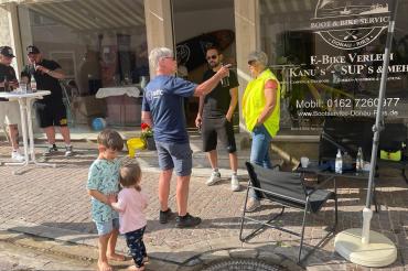 Peter Hanisch vom ADFC Donau-Ries (Mitte) und Pierre Proschek (2.v.r.) bei der Eröffnung von Boot & Bike Service Donau-Ries in Harburg.
