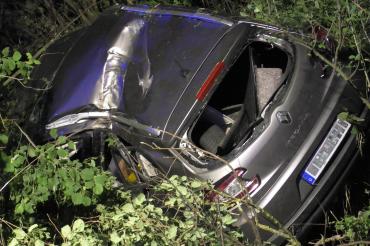 Das Bild zeigt das verunfallte Fahrzeug.