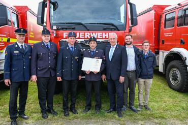 Norbert Thiel (LFV Bayern), Markus Ratschker (FF Monheim), Matthias Stahl (FF Monheim), Tobias Ferber (FF Monheim), Joachim Hermann (Innenminister), Maximilian Honigl (Regierung v. Schwaben) und Michael Wetzel (Regierung v. Schwaben).