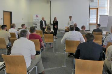 v.r.: Wolfgang Winter, Karin Bräuer (beide IHK) und Josef Wolf (Technologie Centrum Westbayern) freuen sich über die gute Teilnahme an der Gründerveranstaltung. 