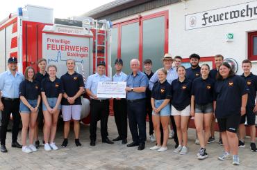 Mitglieder der Jugend-Feuerwehr Baldingen mit dem 1. Kommandanten Jochen Fackler (ganz links) und Jugendwart Marco Strauß, 1. Vorstand Lukas Egetenmeier, Helmut Guckert (am Scheck, von links) und Paul Ritter (stv. Vorstandsvorsitzender der VR-Bürgerstiftung Ries) 