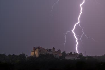In den vergangenen Tagen kam es im Landkreis immer wieder zu heftigen Gewittern, wie hier am Dienstagabend bei Harburg. 
