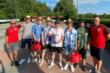 Die Sieger des Teams „Bene holt Bier“ vom Juze Bäumenheim eingerahmt vom 2. Vorstand Alfred Zinsmeister sowie 1. Vorstand Stefan Kleinle.