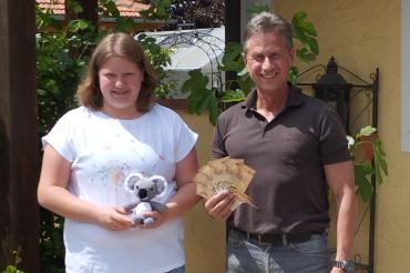 Maria Ferber aus Munningen spendet an Verein "Kinder wollen leben, spielen, lachen!".