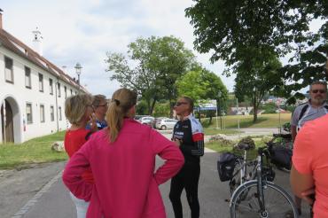 Karl-Heinz Feldner (Mitte) im Gespräch mit den Tour-Teilnehmern bei einer ähnlichen Tagestour