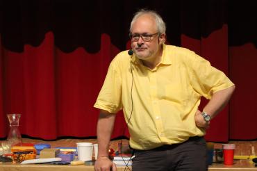 In der Aula des THG Nördlingen hatte Joachim Hecker zahlreiche Utensilien aufgebaut, mit deren Hilfe er verblüffende Experimente gemeinsam mit den Schülern vorführte.