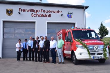 Von links nach rechts: Stadträtin Doris Rödter, Kommandant Ulrich Reitschuster, Stadtbrandinspektor Alexander Zobel stellvertretener Kommandant Martin Hecke, stellvertretener Bürgermeister Thomas Stecker, Oberbürgermeister Jürgen Sorré, Feuerwehrreferent Franz Ost und Bürgermeister Albert Riedelsheimer.