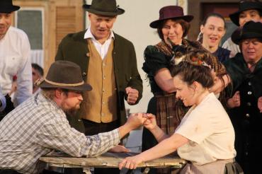 Kann Susi Kohlhiesel (Jessica Bauer) Toni (Florian Lang) beim Fingerhakeln bezwingen?