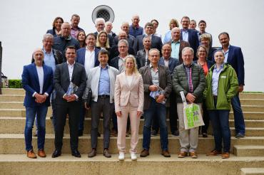 Die 44 Kommunen des Landkreises auf Exkursion durch Nordschwaben im Rahmen der „Architektouren“ mit dem Treffpunkt Architektur Schwaben, Architekt Reiner Schlientz und Konversionsmanagerin Barbara Wunder.