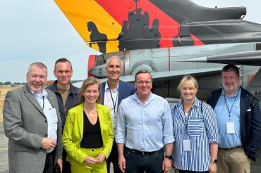 von links: MdB Joe Weingarten, MdB Johannes Arlt, Parlamentarische Staatssekretärin im Verteidigungsministerium MdB Siemtje Möller, MdB Christoph Schmid, Bundesverteidigungsminister Boris Pistorius, , MdB Marja-Liisa Völlers, MdB Jörg Nürnberger