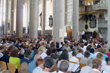 Hunderte Sängerinnen und Sänger aus ganz Bayern bei der Probe zum Gottesdienst beim vorletzten Landeschortag 2011, der ebenfalls in Nördlingen stattfand. Nach Rothenburg 2016 ist es die erste landesweite Großveranstaltung des Verbandes der Evang. Chöre in Bayern nach Corona.