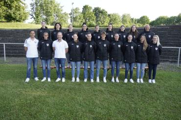 Mannschaftsspielerinnen mit dem Fitnesstrainer hintere Reihe ganz rechts, sowie von links, dem Frauenbeauftragten des TSV Markus Klaus, der Trainerin Melani Hander und dem Sponsor „Manfred Lanzenstiel von der Allianz-Generalvertretung“ in Möttingen.