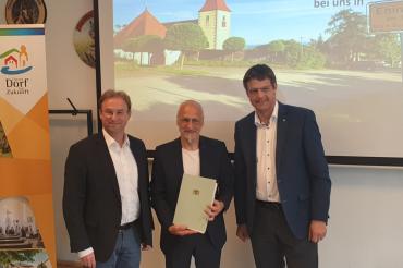 Das Bild zeigt MdL Wolfgang Fackler, Ehingens Bürgermeister Thomas Meyer und Christian Kreye (Amt für Ländliche Entwicklung) bei der Urkundenübergabe.