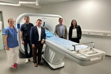 v.l.: Antonia Leberle (MTRA), Dr. Gerhard Hobelsberger (Vorsitzender des Fördervereins), Bundestagsabgeordneter Ulrich Lange, Landrat Stefan Rößle und gKU-Vorständin Katrhin Woratsch. Alle freuen sich über den neuen Computertomographen.