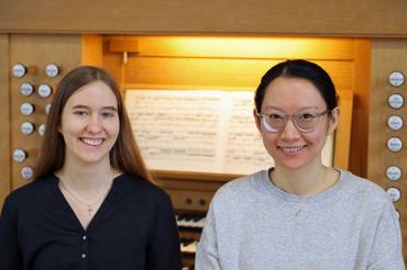 Das Bild zeigt von links nach rechts: Deborah Pfanz und Tak Hee Song