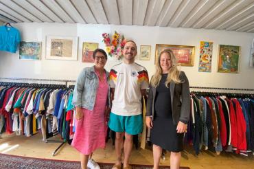V.l.: Susanne Vierkorn vom Stadtmarketingverein Nördlingen, Ladeninhaber Jonas Kilian und Konversionsmanagerin Barbara Wunder im nachhaltigen Nördlinger Pop-up-Store „Vintage Allstars“.