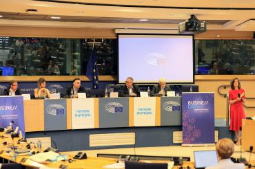 Podiumsdiskussion“: 07.06.2023: Leo van Bree (dritter von rechts) bei der Podiumsdiskussion mit (v.l.) MEP Onrej Kovarik aus Tschechien, Start-Up Unternehmerin Alkistis Venetopoulou aus Griechenland, Managing Director Petar Hristov des Start-Ups Hydrogen Lt. aus Bulgarien und James Watson, Leiter der Wirtschaftsabteilung von Business Europe aus Großbritannien. Rechts im Bild: MEP Catharina Rinzema aus den Niederlanden bei der Leitung der Diskussionsrunde.