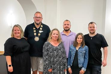 Hier zu sehen unser neuer Präsident Michael Utjesinovic (2.von links), rechts daneben Vizepräsidentin Anja Koç, links neben ihm Schatzmeisterin Daniela Utjesinovic,  Schriftführerin Sofia Kowalzik vorne rechts und zwei unserer drei Beisitzer Julian Fischer (rechts) und Vincenzo Lo Guasto (Mitte). Auf dem Bild fehlt Beisitzer Fabian Kowalzik.