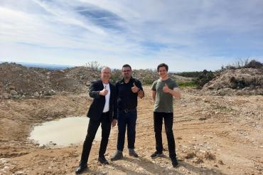 v.l.: Jürgen Strohofer, Philip Baumann und Simon Strohofer sind stolz auf die sich im Teich sonnenden Unken.
