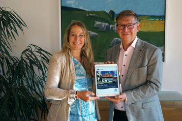 Landrat Stefan Rößle und Konversionsmanagerin Barbara Wunder bei der Vorstellung der Broschüre „Schön hier!“ 