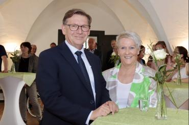 Landrat Stefan Rößle verabschiedete Heimleiterin Elisabeth Oestringer.