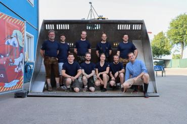 Auf dem Foto: Festausschuss der Freiwilligen Feuerwehr Möttingen, Vorstand Dominik Schäff (kniend, Zweiter von links), Kommandant Simon Ganzenmüller (stehend, Dritter von links) und Schirmherr Manuel Reinsch (kniend, rechts außen). 