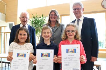 Mathe-Sieger im Schulamtsbezirk! Ella Mirna, David Hertle und Marlen Hertle (vlnr) von der Grundschule Oettingen vertreten den Landkreis am 10. Juli. Schulamtsdirektor Michael Stocker, Konrektorin Carola Haan und VR-Bankvorstand Bernhard Ströbele gratulieren 