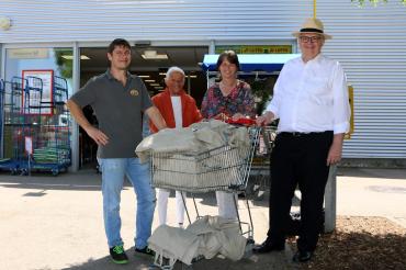 Das Bild zeigt die Spendenübergabe vor dem CAP-Markt (von links): Jürgen Maier (Marktleitung CAP-Markt Nördlingen, Isabella Hoppe (Obdachlosenbetreuerin), Helga Eger (Leitung Beratungsdienste Diakonie Donau-Ries), Paul Ritter (Vorstandsvorsitzender Raiffeisen-Volksbank Ries) 
