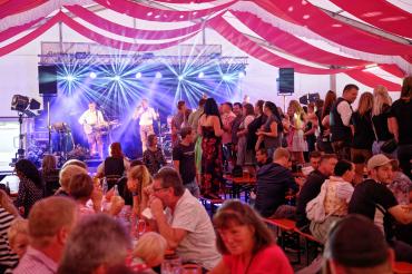 Jakobi-Kirchweih Stimmung im Festzelt.