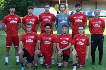 v.l.: Leonard Roloff (Mittelfeld), Pascal Hirsch (Mittelfeld), Niklas Bauer (Abwehr), Raphael Lohwasser (Torhüter), Max Amerdinger (Angriff), Thomas Holzapfel (Trainer); kniend v.l.: Niklas Landfried (Angriff), Talha Kulak (Angriff), Dominik Liepert (Abwehr), Justin Neukirchner (Abwehr).