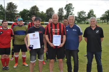 Volker Gruber mit seinen Mitspielern nach dem Ab-schiedsspiel.