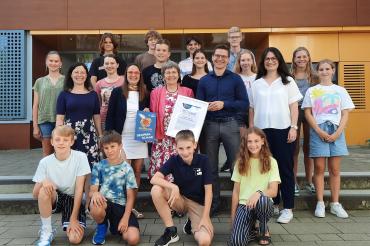 Zweite Reihe v. l. n. r.: StRin Daniela Vogler, Heike Burkhardt (Geschäftsführerin Geopark Ries e. V.), Schulleiterin Dr. Renate Rachidi, Oberbürgermeister David Wittner, OStRin Heike Hauck sowie die Schülersprecher (letzte Reihe) und einige Klassensprecherinnen und Klassensprecher.