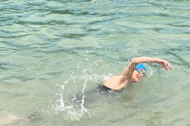 Die Nördlinger Mastersschwimmerin Claudia Koch hat am vergangenen Wochenende eine Goldmedaille über 2,5km im Wöhrsee geholt. 