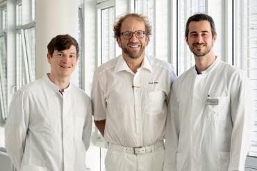 Prof. Dr. Alexander Wild mit den neuen Oberärzten Dr. med. Stefan Mehaffey (links) und Milovan Matić.