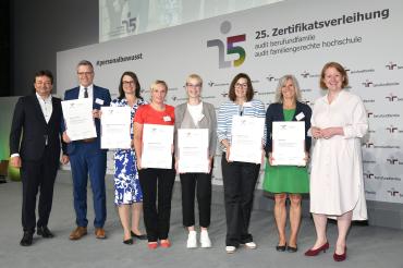 Das Landratsamt Donau-Ries wurde zum sechsten Mal in Folge für die Vereinbarkeit von Beruf und Familie ausgezeichnet. 