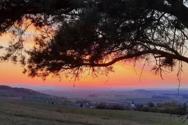 Blick ins Ries mit Kirchturmspitze St. Vitus Huisheim