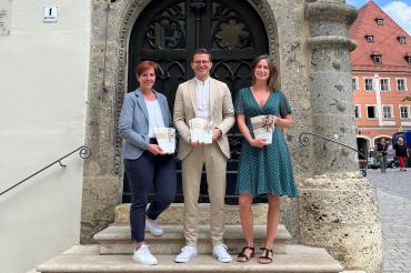 V.r.: Jugendsozialarbeiterin Nina Thorwart, Oberbürgermeister David Wittner und Simone Leidel (Sachgebiet Liegenschaften, Schulen und Sport) freuen sich ein umfassendes Sommerferienprogramm anbieten zu können. 